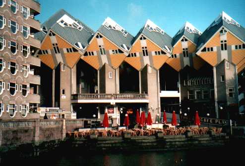 Futuristische Kubush�user am alten Hafen